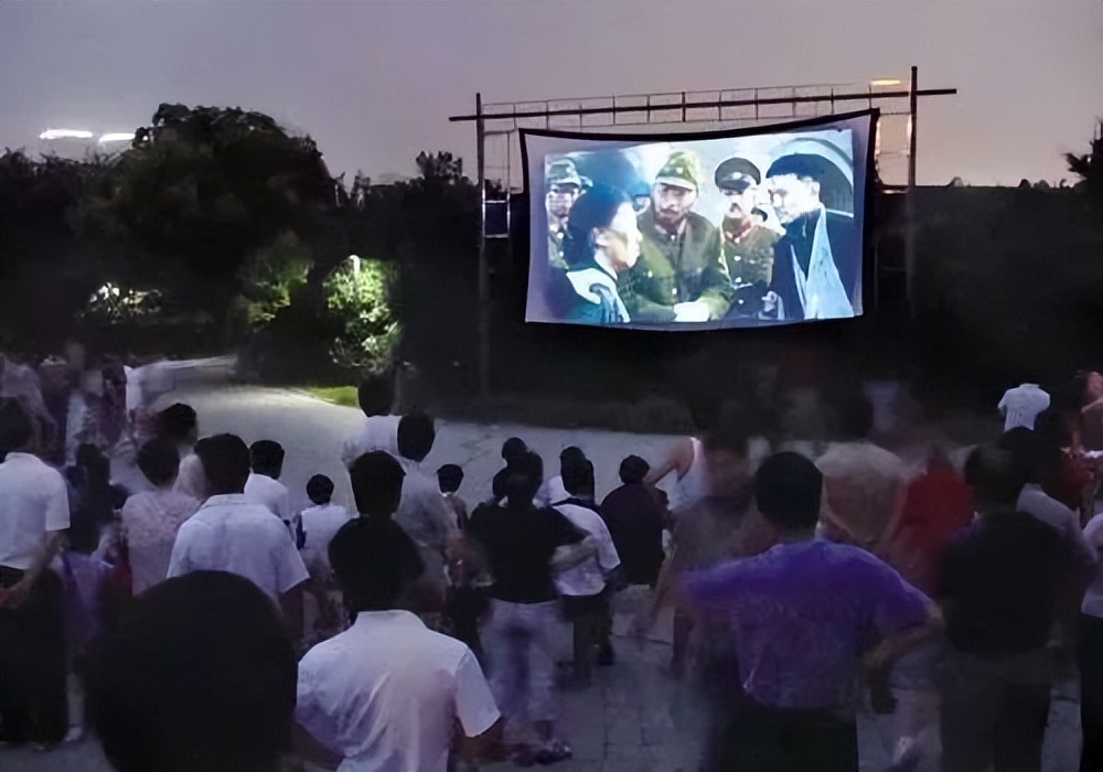 80年代农村看露天电影的震撼场面,70年代广东农村放映电影老照片