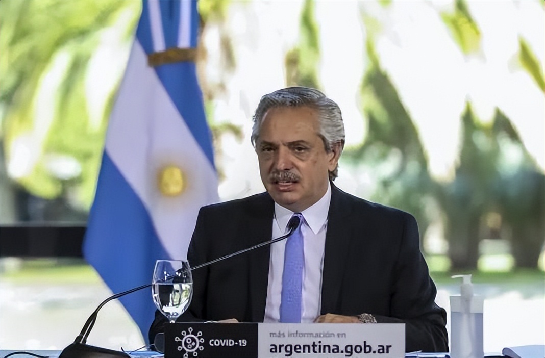 女王去世阿根廷主持人现场开香槟,英国女王逝世直播