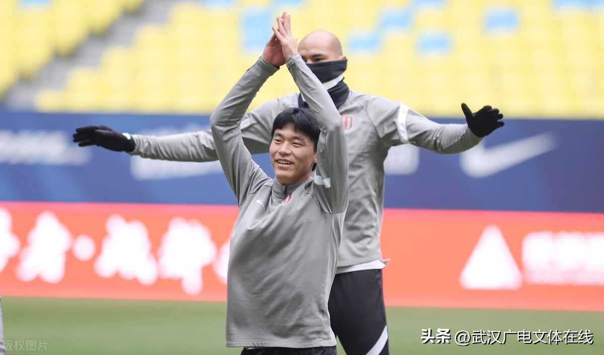 武汉三镇主场看球,武汉三镇比赛球迷现场