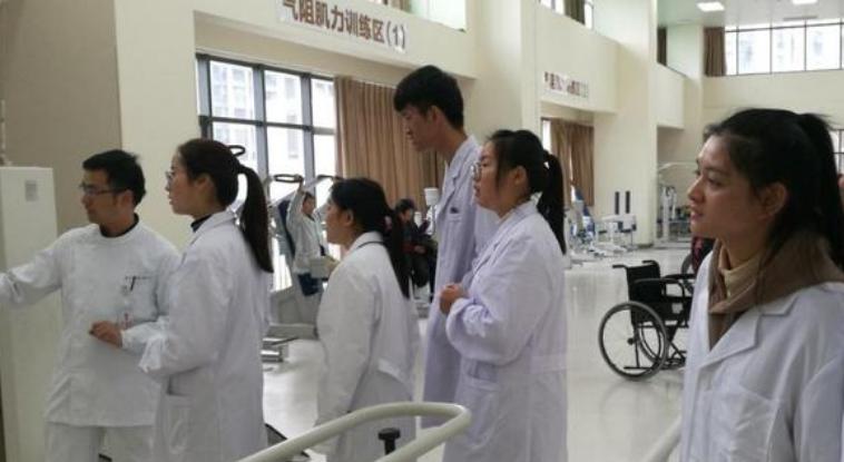 高考热门专业临床医学热度第一,2023高考医学专业热度排行榜