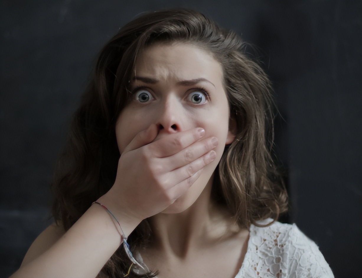 女子洗澡发现腋窝肿块,女孩洗澡时发现背后长了个痘痘