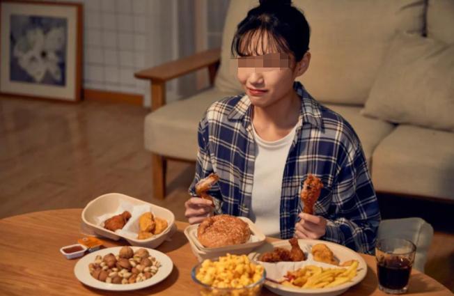 当年校花被丈夫养胖三百多斤,结婚3年校花被丈夫喂胖到332斤