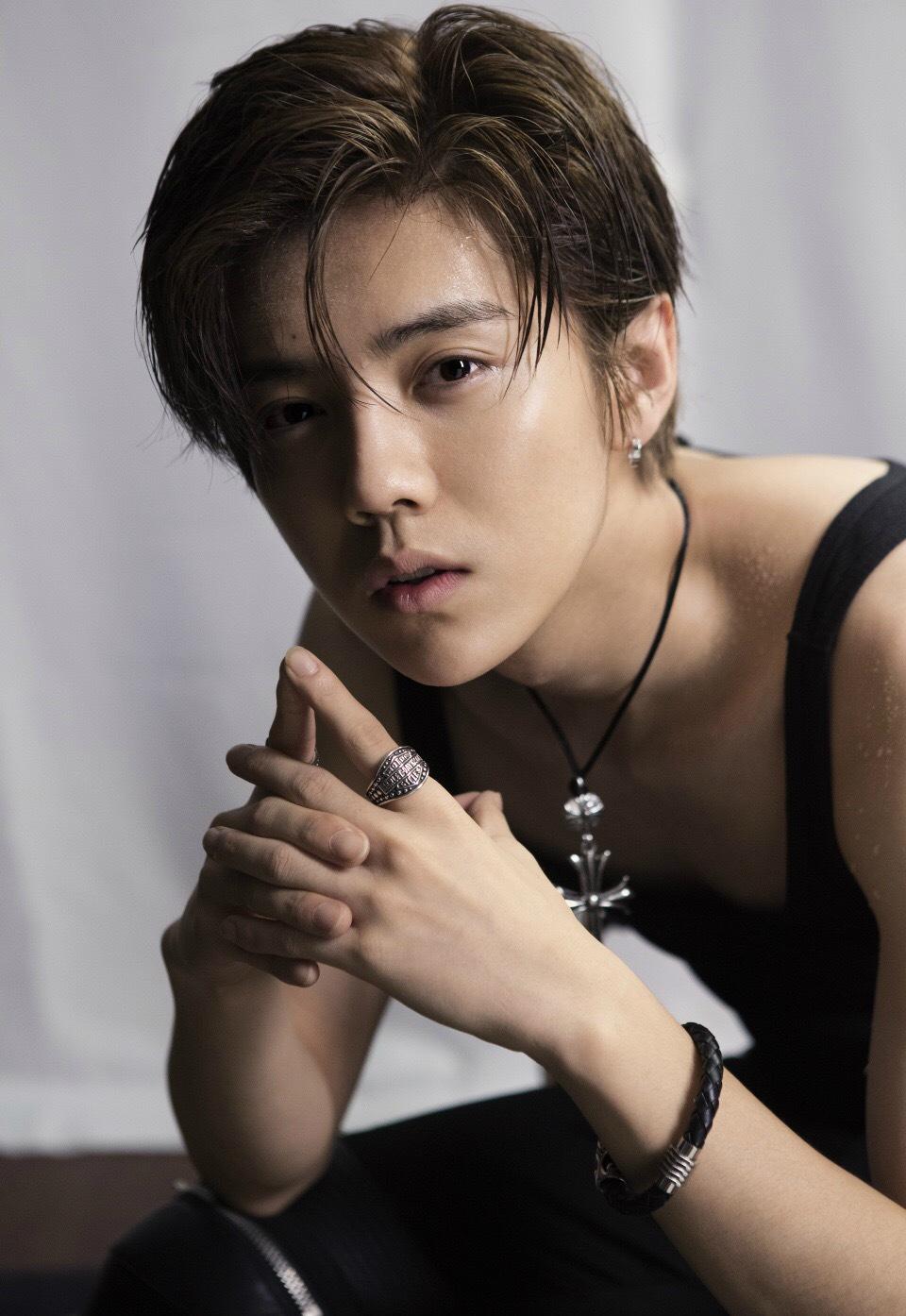 鹿晗踢球照曝光头发油腻满脸胡渣,鹿晗现状