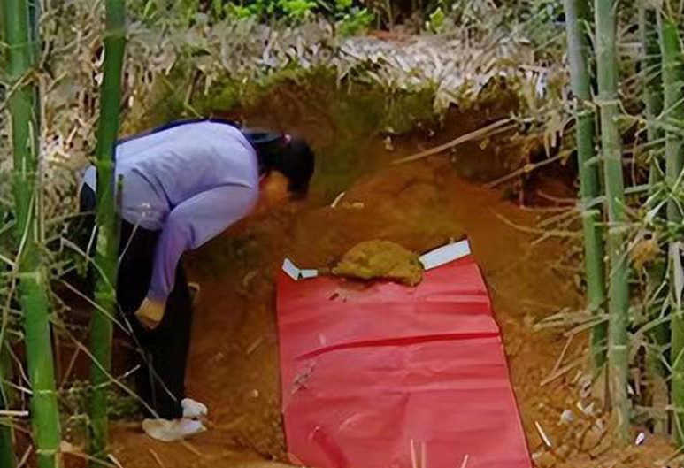 2006年广西女子给丈夫上坟时，听到丈夫叫声，开棺后丈夫死而复生
