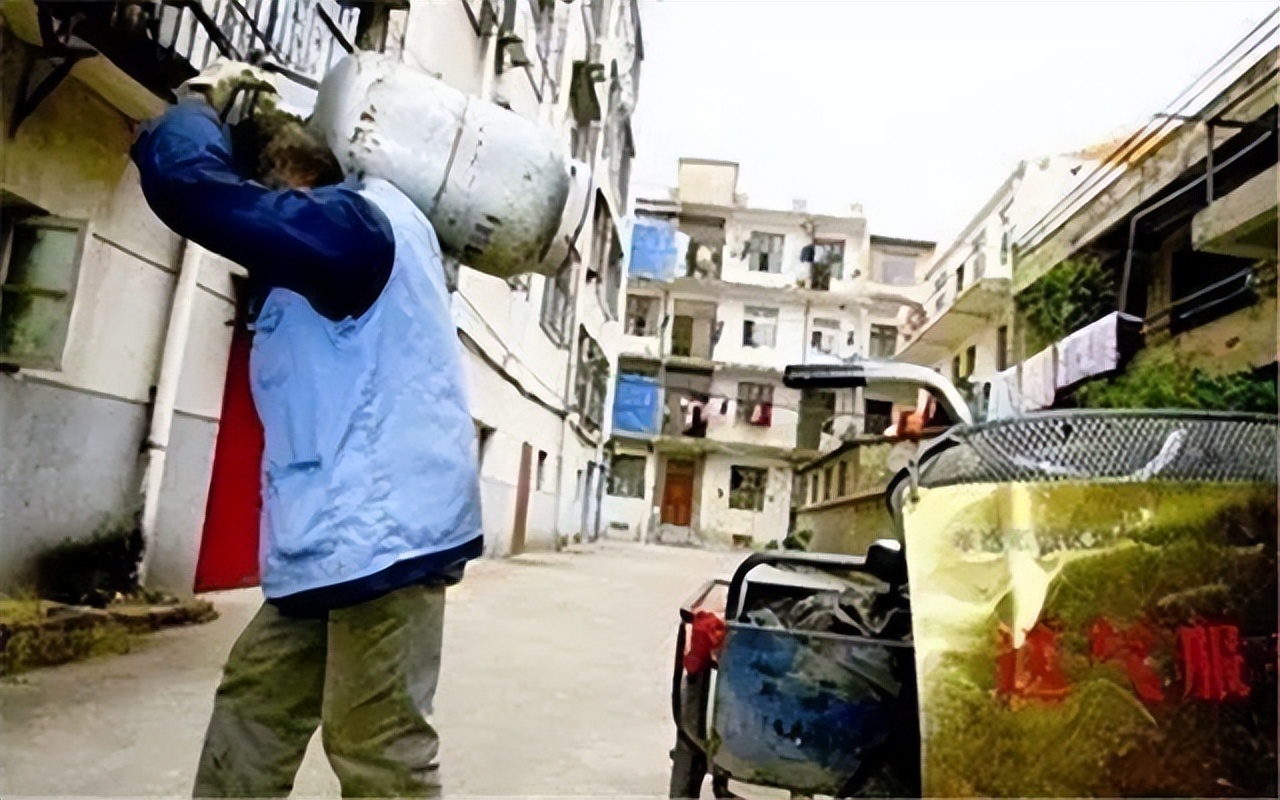 养父扛24年煤气罐养出女博士全集,养父扛煤气罐培养女博士的原视频