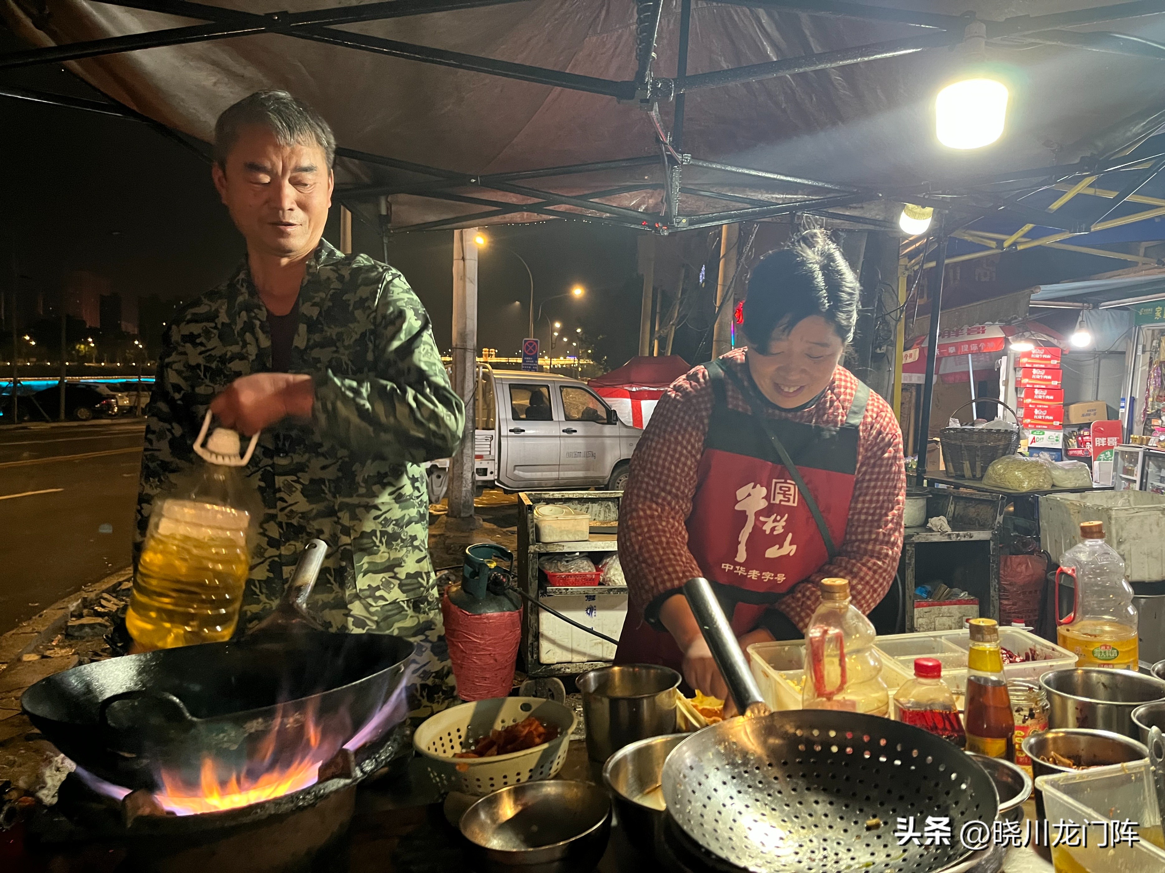 夫妻无父无母开大排档意外生意红火一天一位老人抱来一样东西