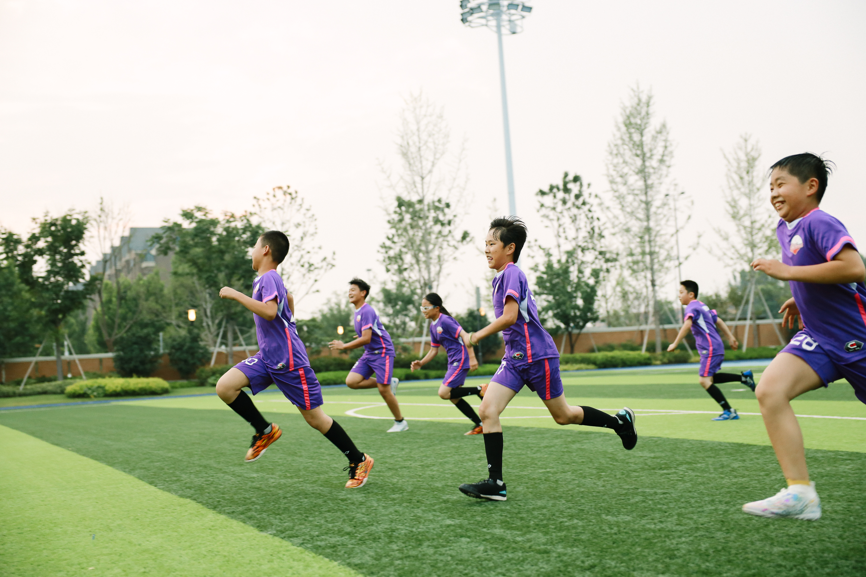 刚入足球队,刚入门踢球