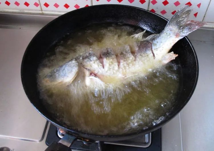 为什么广东人忌讳吃鲤鱼,鲤鱼什么人不能吃的