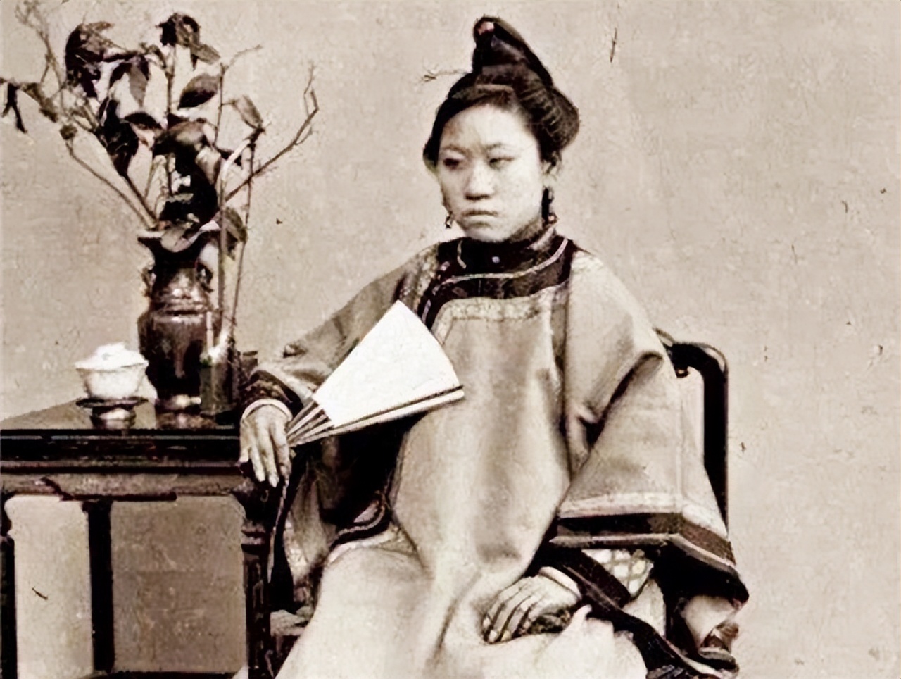 清朝女子因难产昏厥，被误认为已死下葬，300年后开棺景象凄惨