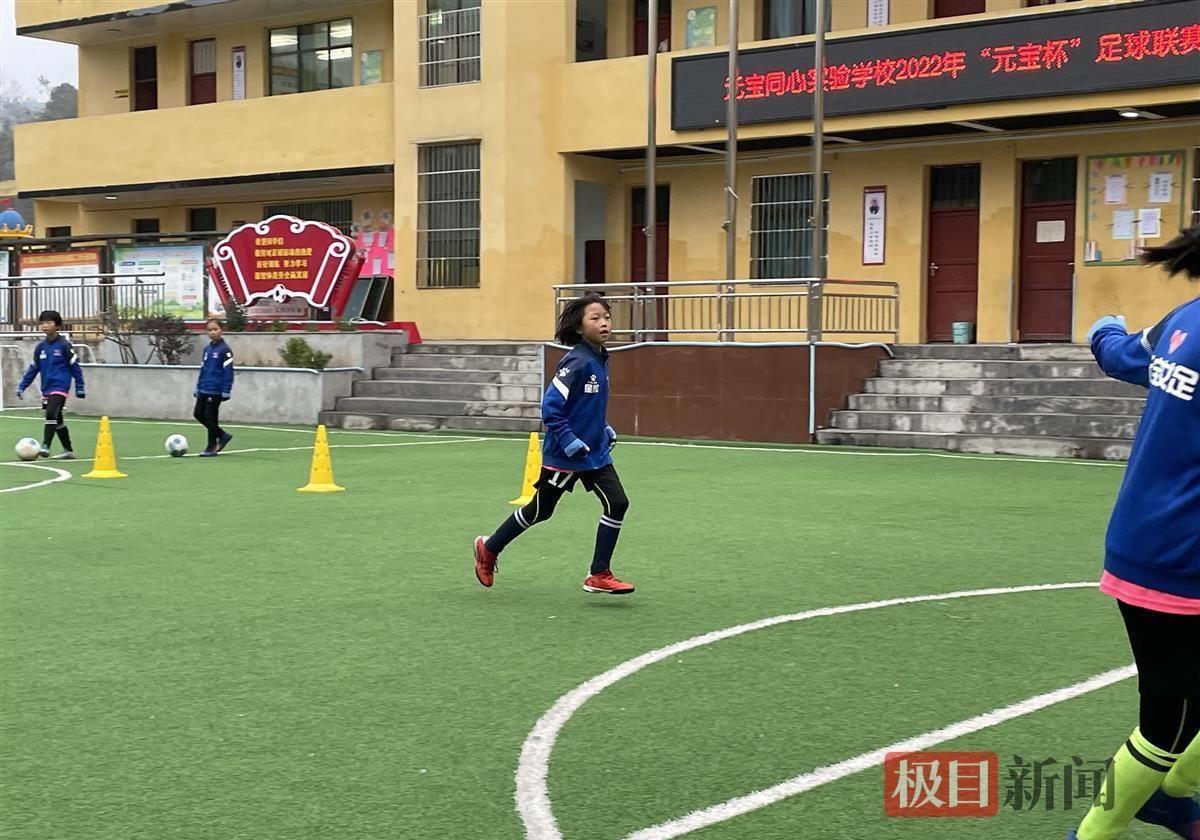 大山里的学校女子足球队,贵州山区女子足球