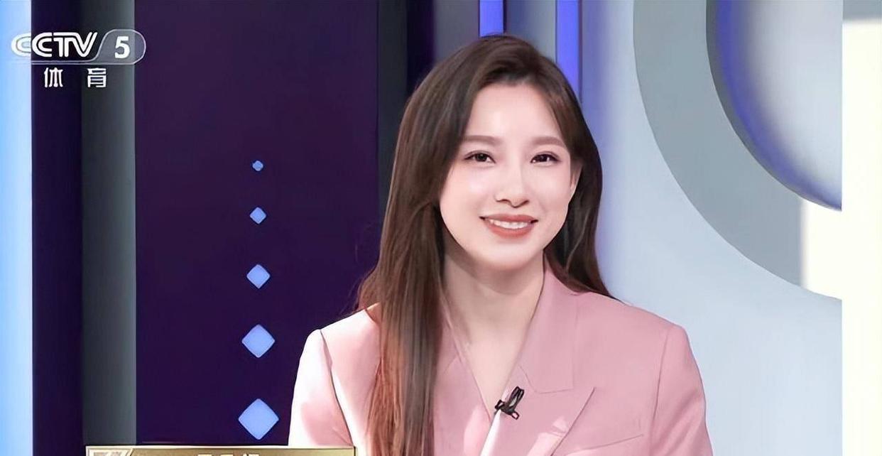 央视美女主持人马凡舒，出战世界杯！走秀时不慎泳裤滑落被骂炒作