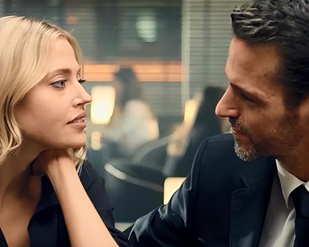 《错换人生》:以轻松幽默的手法呈现出人际、家庭和爱情等问题