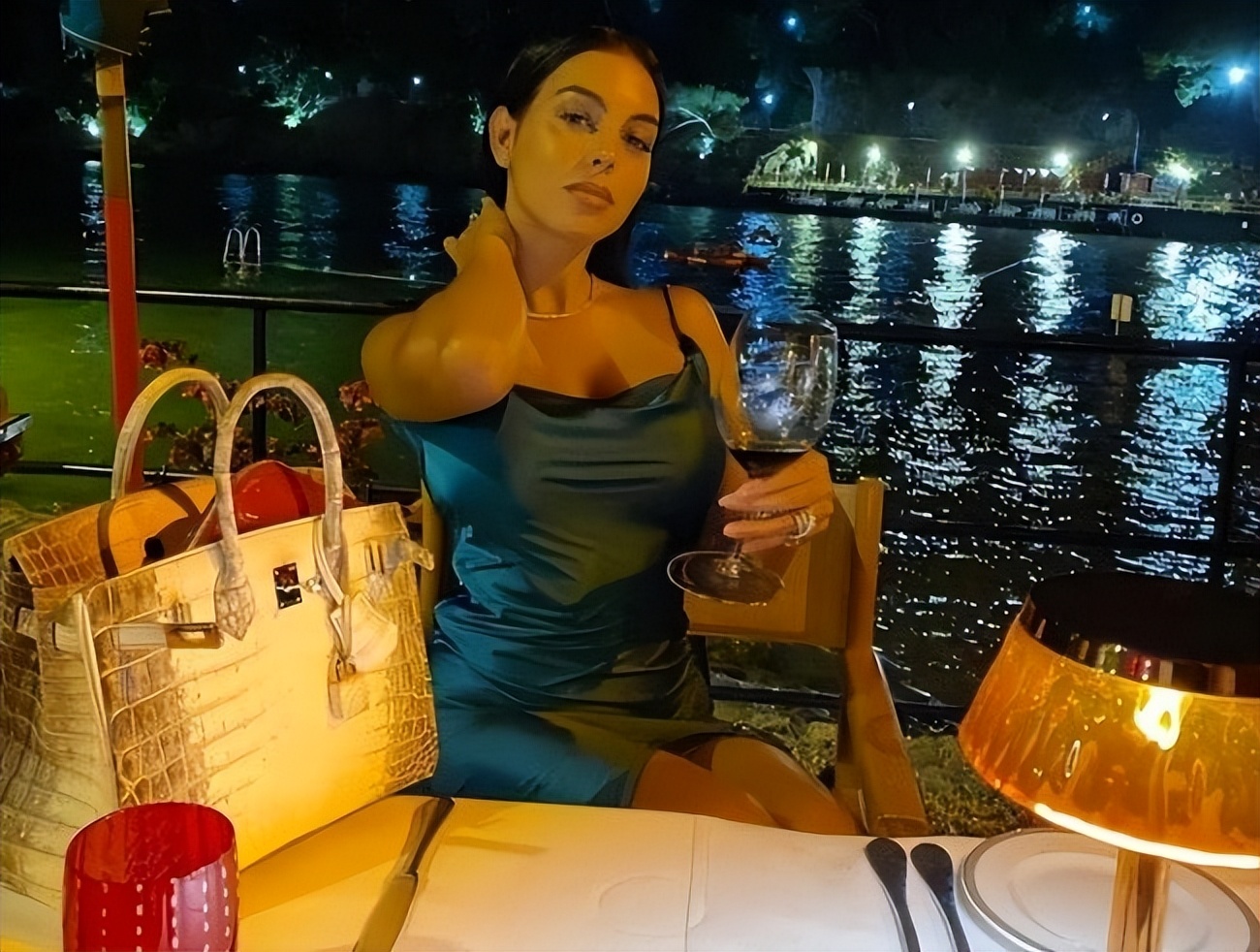 生3个孩子也没用，乔治娜花钱如流水高调炫富，和C罗出现感情危机