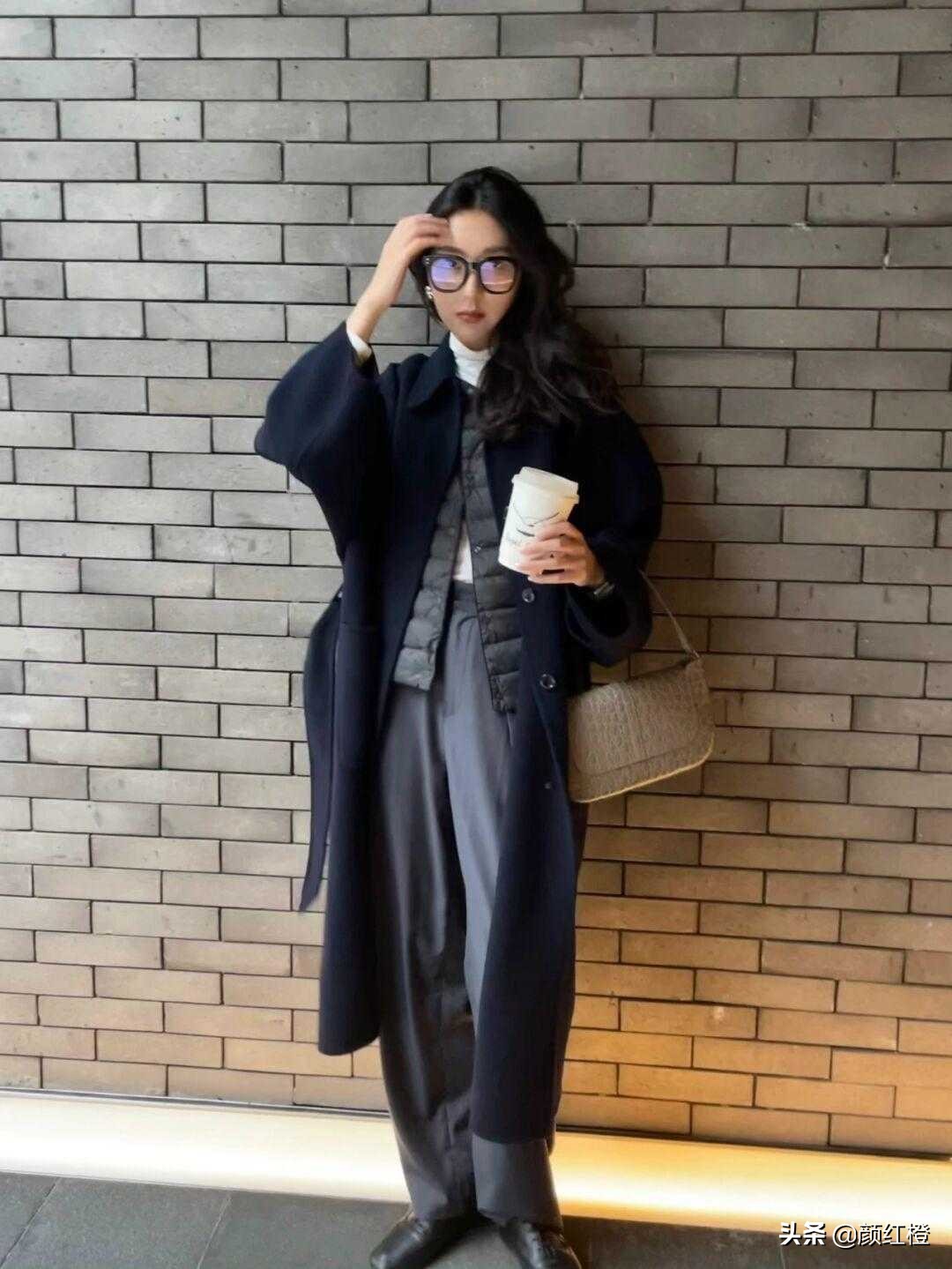 羽绒马甲什么时候穿怎么搭配好看,今冬最火大衣穿法太时髦高级了