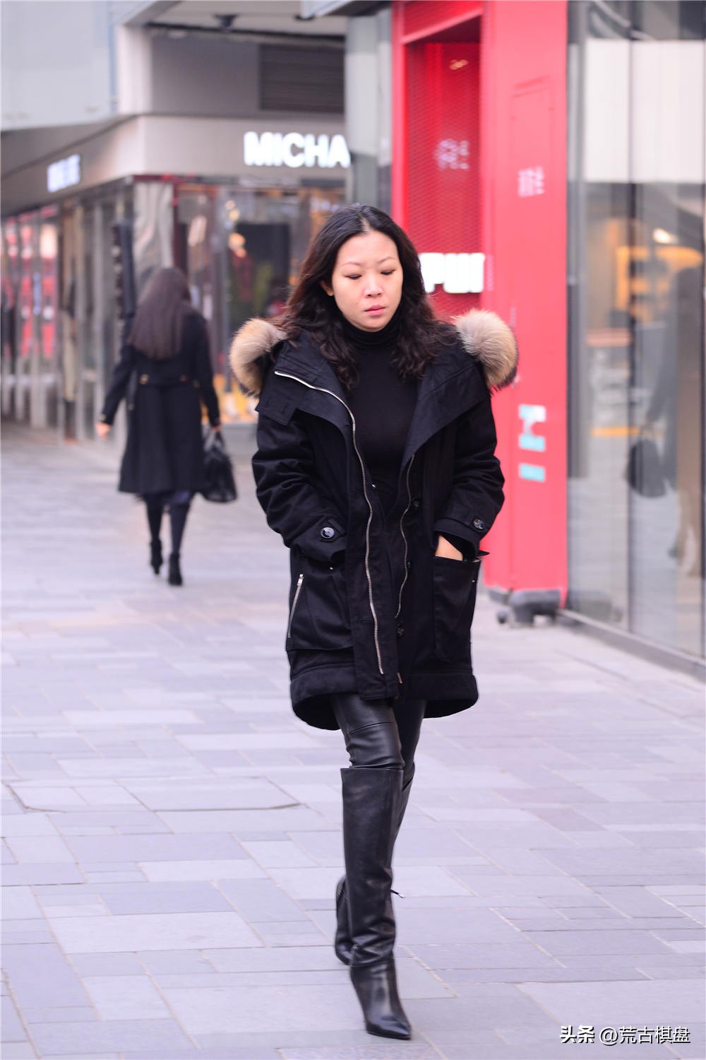 黑色细跟过膝长靴搭配,黑色粗跟短靴百搭时尚单靴