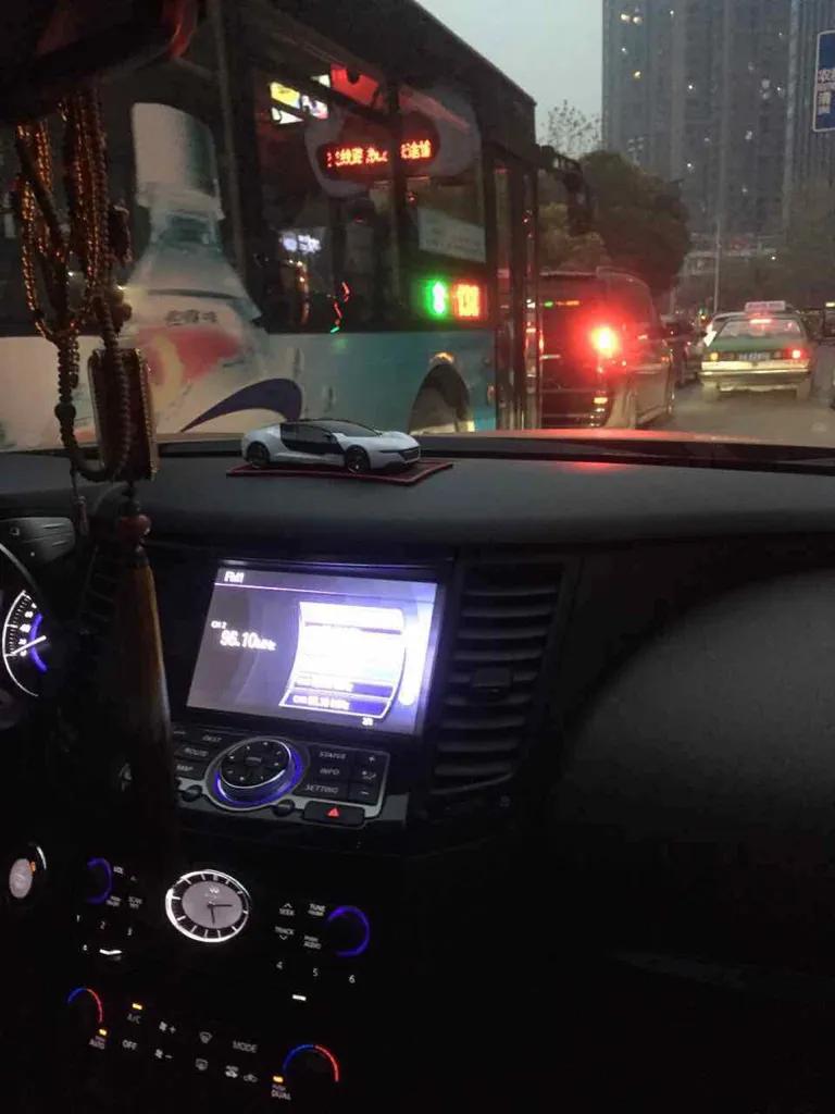 她夹子音和我说话，让我冲动奔现…