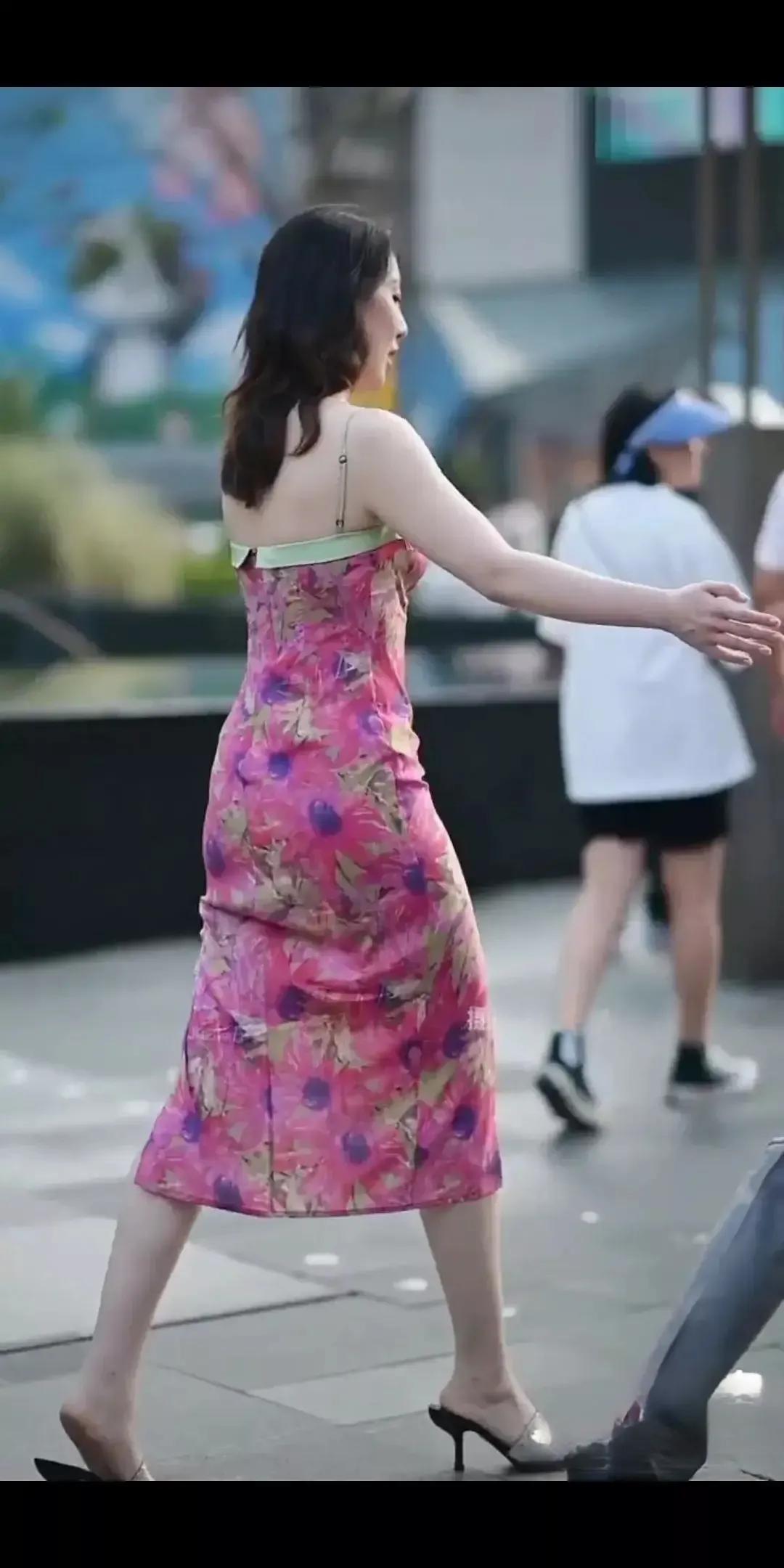 直播国企领导与小三出轨逛街被拍，天价*养包**的小三身材果然火辣！