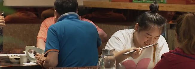 小伙养鱼一周赚100万,养鱼致富第二天目标赚十万