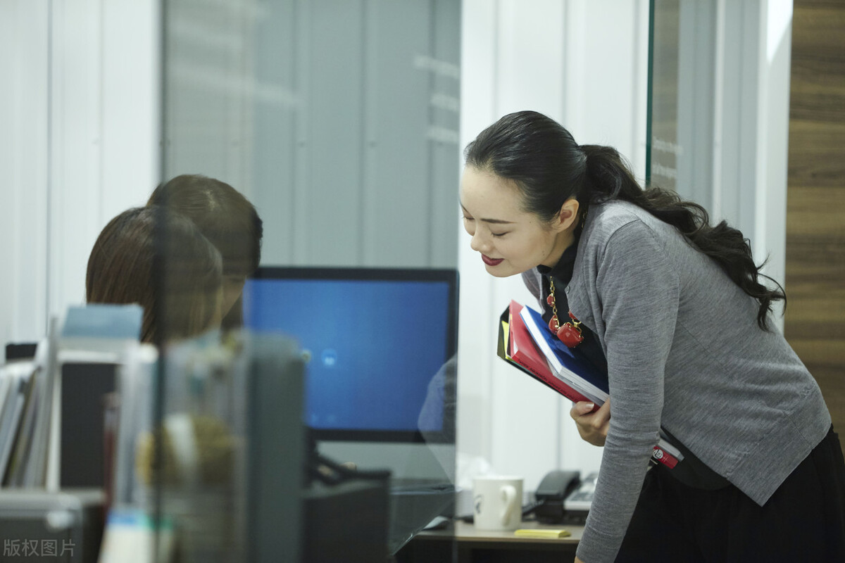 突然要见客户没化妆怎么办,公司要求每天化妆上班