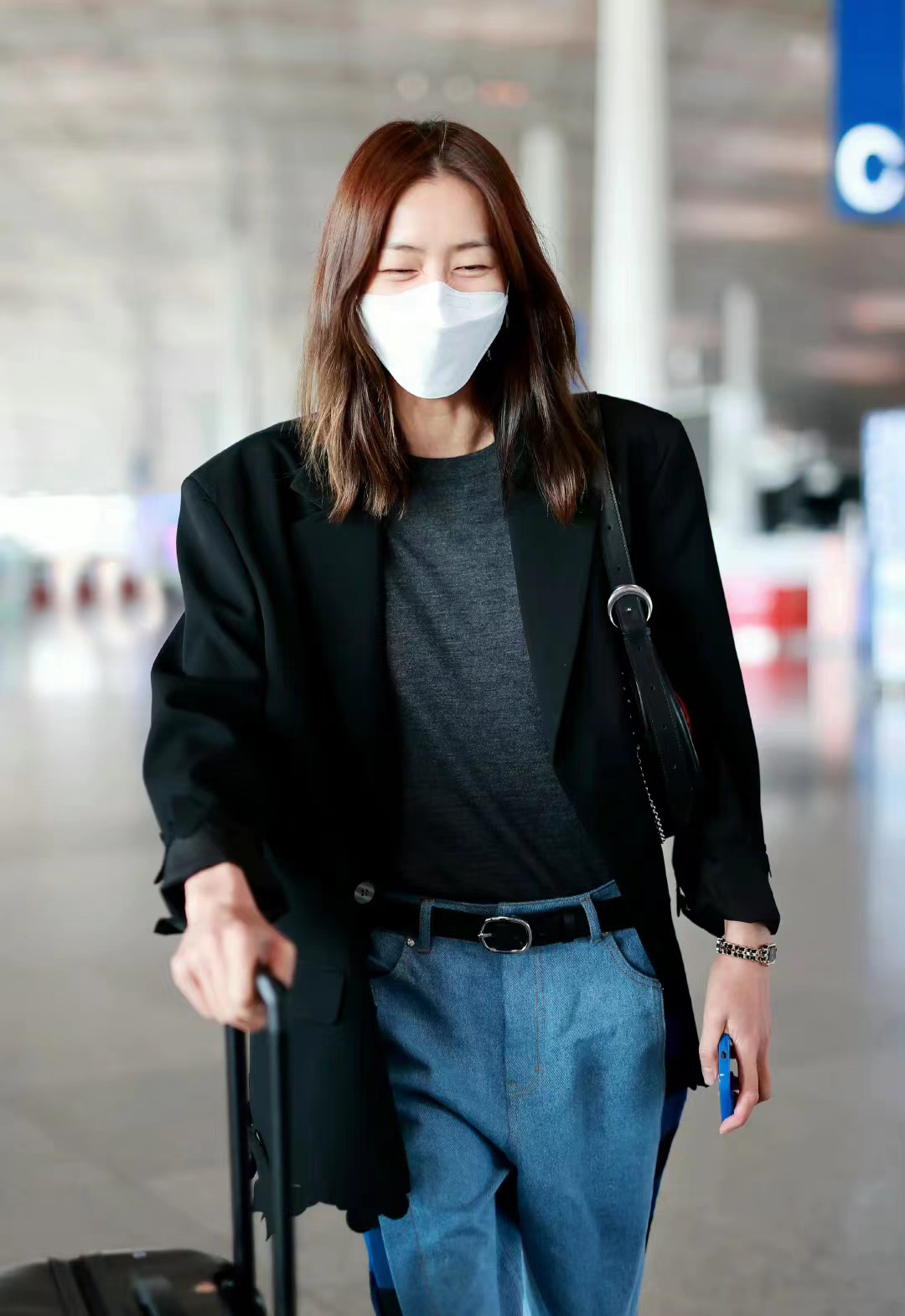 刘雯穿全黑色服装休闲又帅气,刘雯缎面连体裤造型酷飒十足