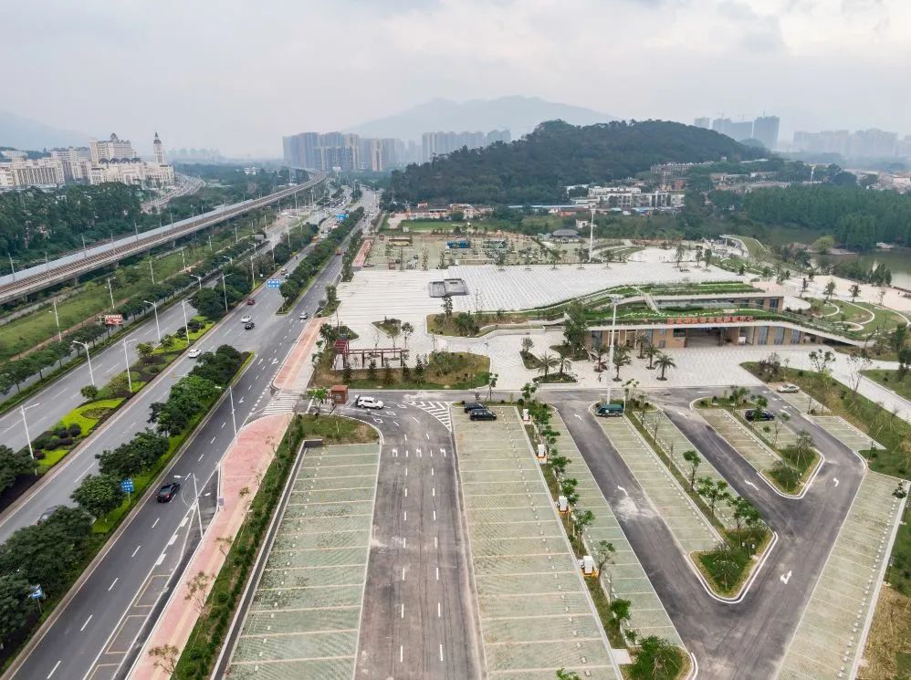 五一假期堵在回家路上,五一路上堵不适合出游