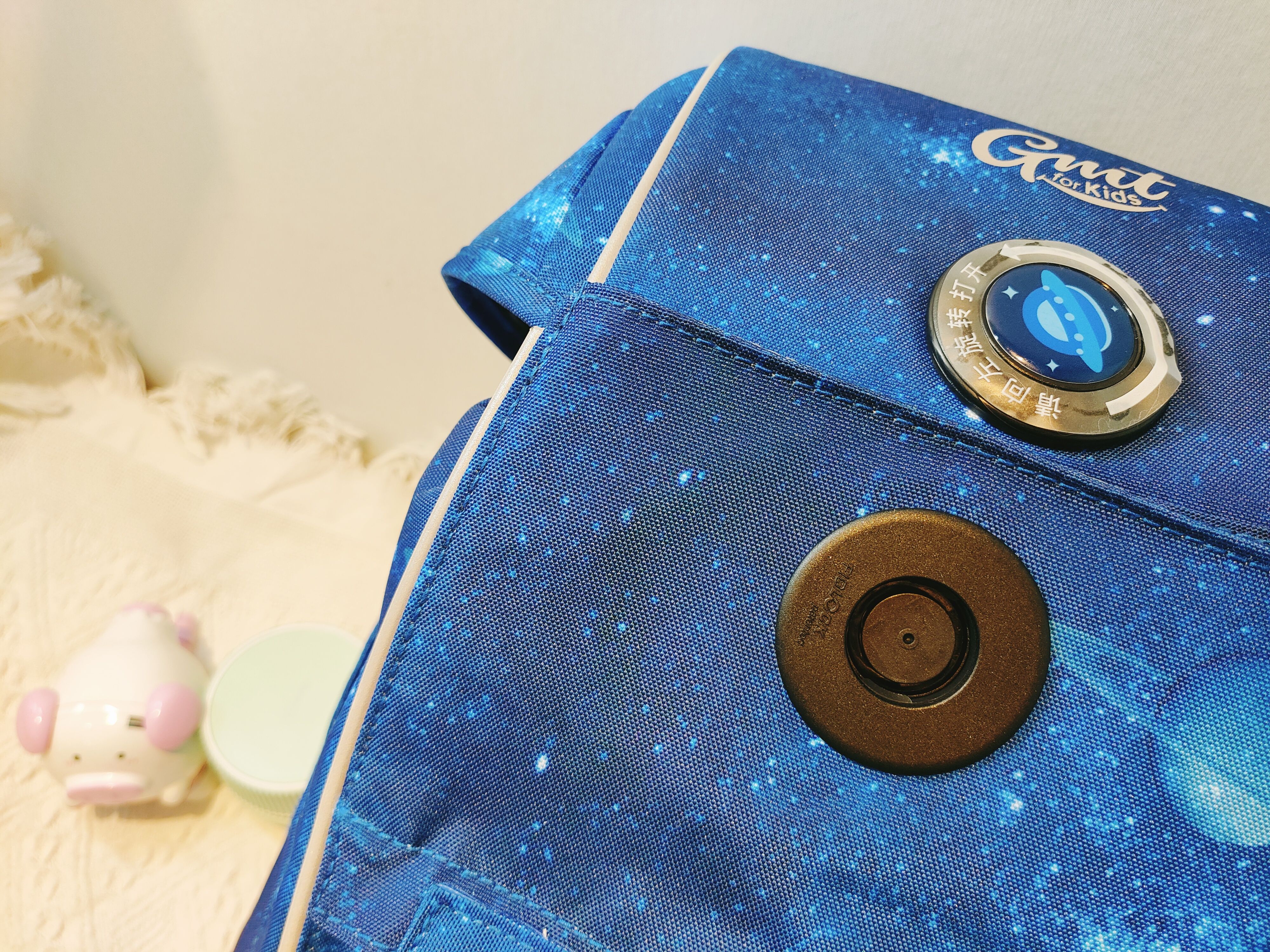 既轻便又实用的小学生书包,学生单肩书包推荐简单