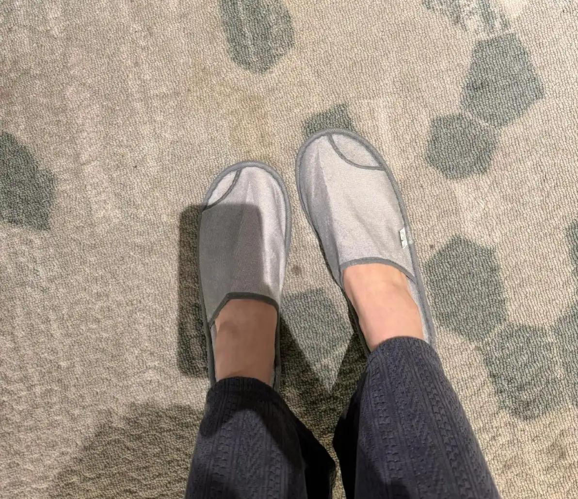 酒店拖鞋上的洞是干什么用的,酒店拖鞋上的洞是干什么的