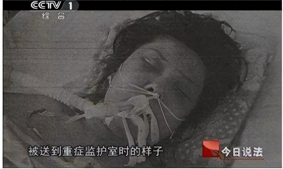 妻子趴在落地窗上罚站，强光照射两小时不敢动，活活被丈夫打死！