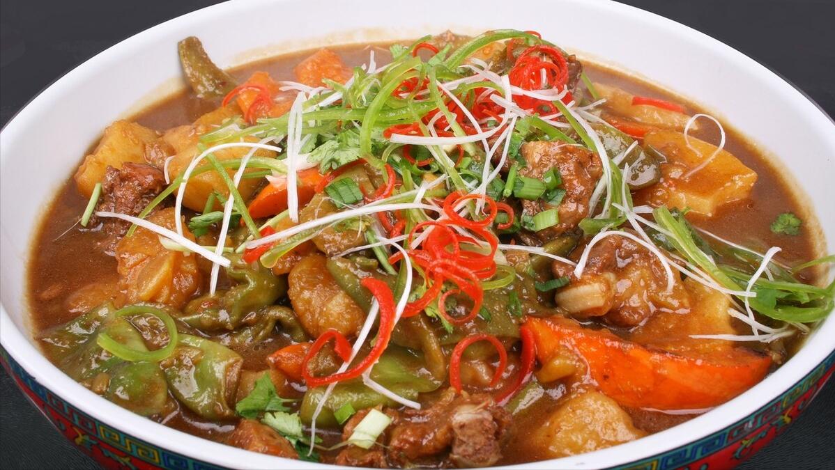 河南大姐大锅菜10块钱一份随便吃,卖便宜大锅菜