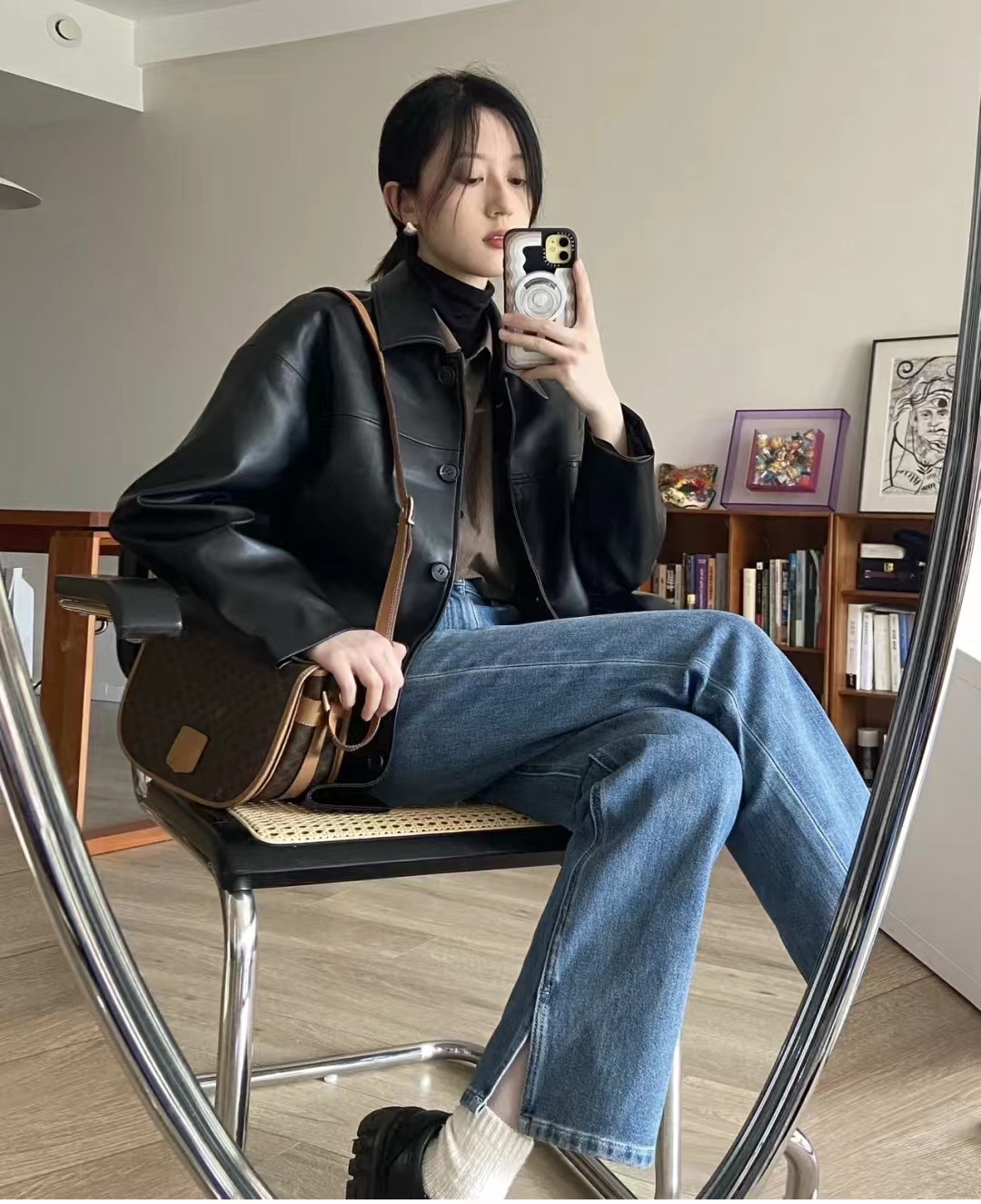 黑色皮衣怎么搭配才显高级,绯红色皮衣怎么搭配秋冬