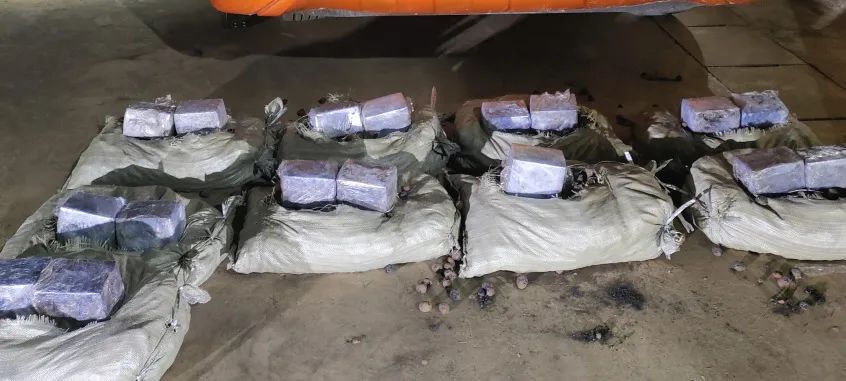 新春走基层风雪边关收到暖心年货,置办年货迎春节大街小巷年味渐浓