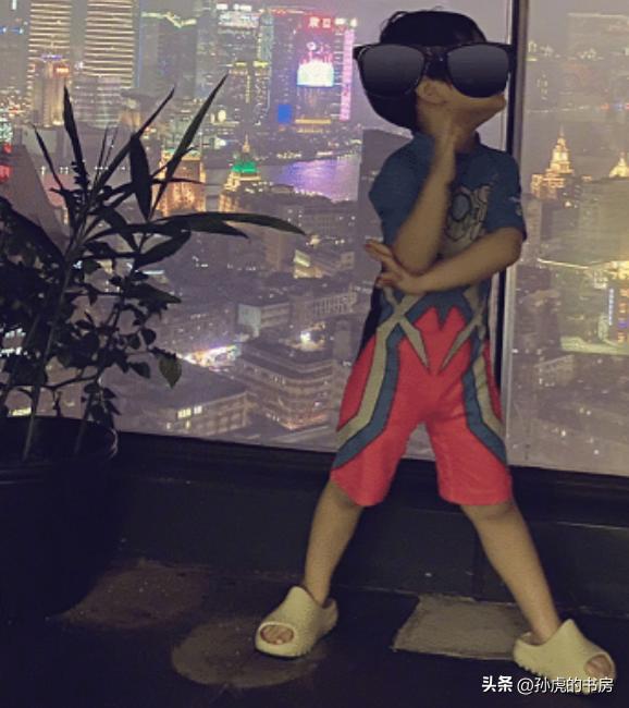 baby机场小海绵曝光,网上晒出angelababy陪儿子小海绵