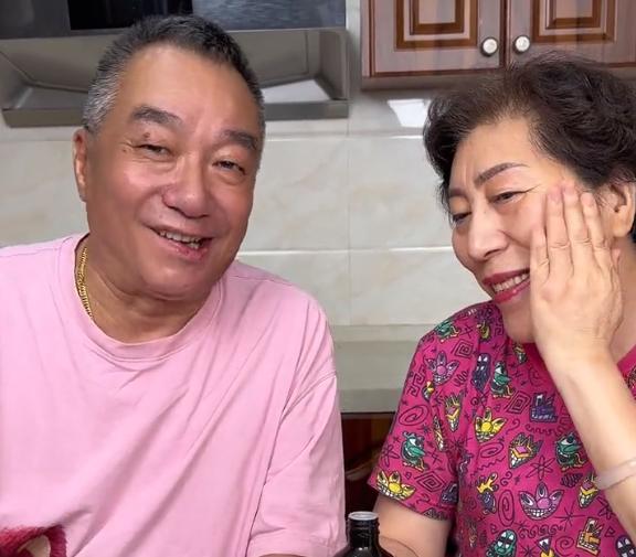 乔任梁去世7年，爸爸糖尿病中毒躺医院，承认博眼球护遗产太辛酸