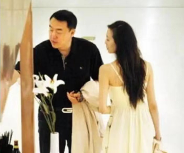 惨遭婚内出轨后，她成了身家过亿的富婆，如今前夫患病，小三瘫痪