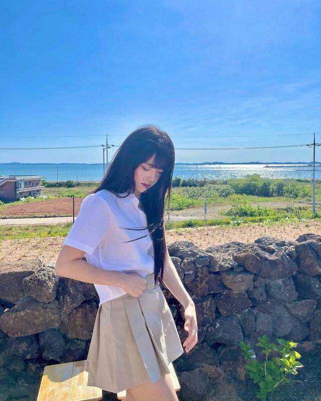 短款卡其色衬衫搭配白色短裙,蓝色衬衫搭卡其色短裙