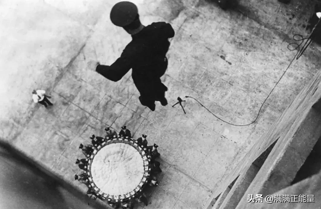 侵华日军残酷*行暴**，女子为活命脱下衣服让日本人拍摄，*辱侮**至死3