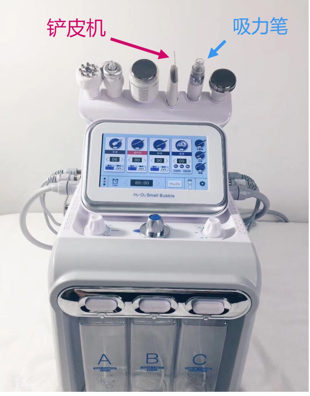 眉心鼻翼和下巴长粉刺为什么,鼻头上起粉刺什么原因引起的图片