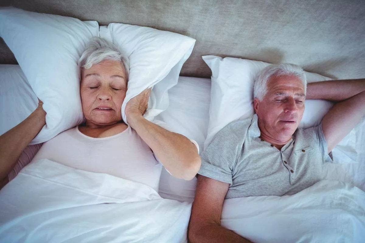 老人睡觉起得迟是好事吗,老人睡得晚起得早有什么危害吗