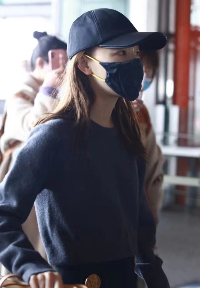 穿着露脐装却又不露肚脐的周冬雨,周冬雨酷帅现身伦敦时装周