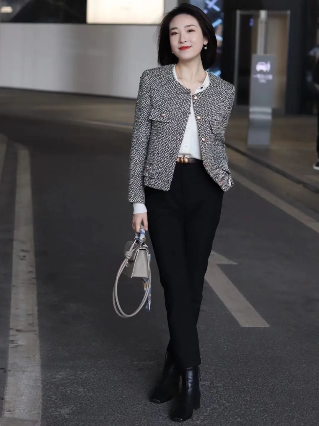 黑裤子极简穿搭高级又有范儿,黑裤子的搭配秋天