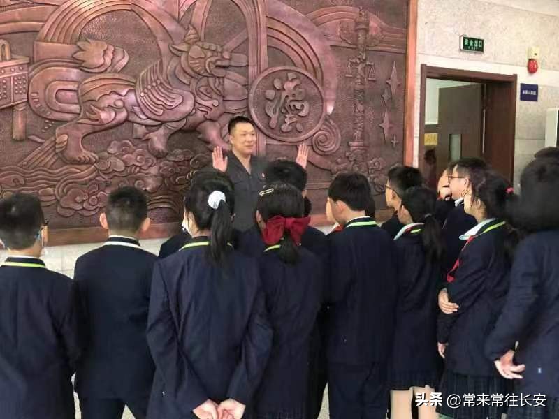 碑林区何家村小学开展“六一”与“法”“童”行活动西安之声