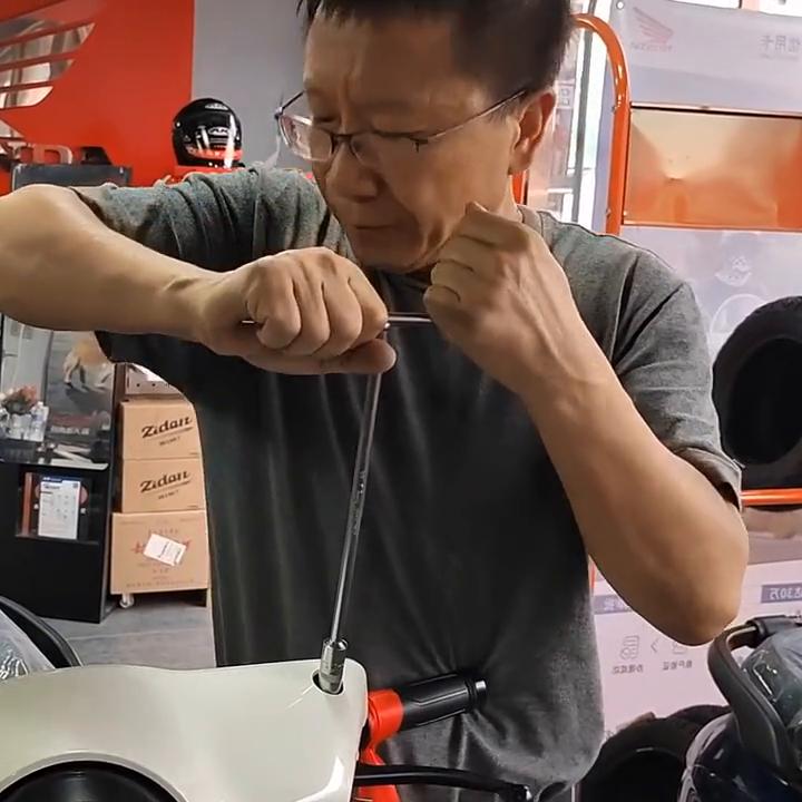 摩托车后视镜的正确调整方法,摩托车后视镜松了怎么调紧图解