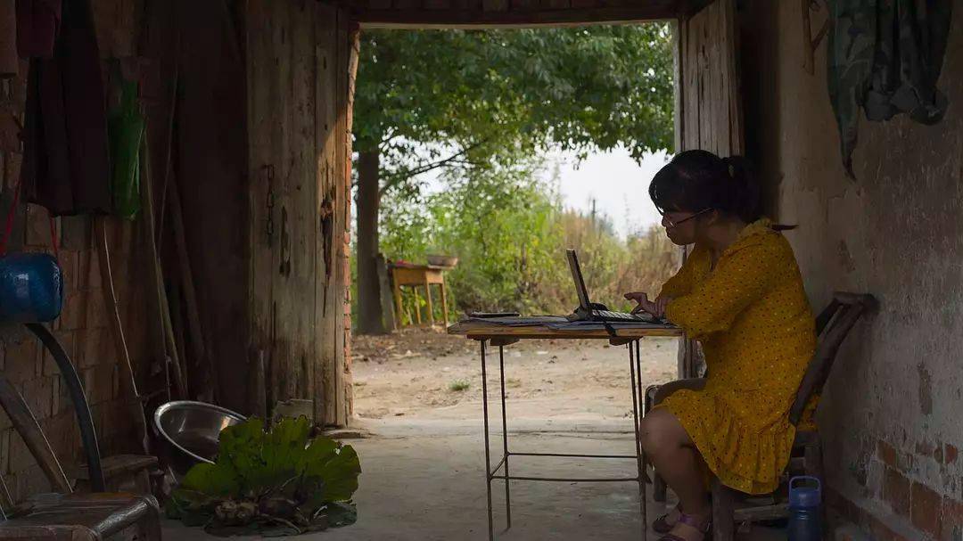 “荡妇”余秀华的风流人生,和她不为人知的反抗之路