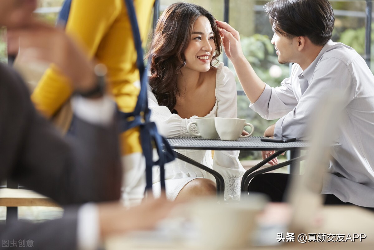 约会怎么自然的牵手和接吻,怎么和相亲对象自然牵手