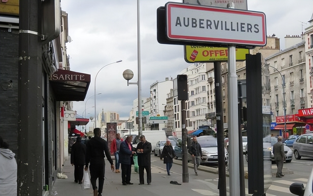 布里斯小传丨年少父亲踢球养家，法甲射手定居成都