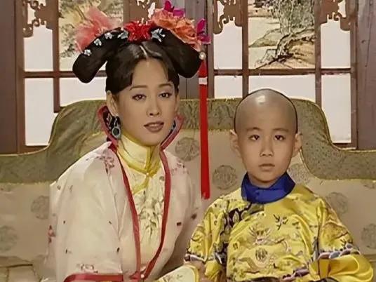 1635年，孝庄给丈夫皇太极请安，刚到门口，却听见姐姐的撒娇声