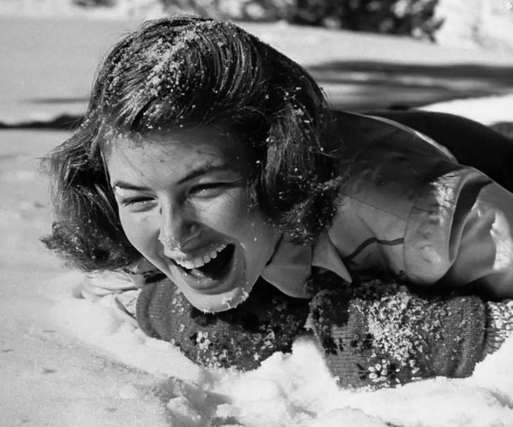 好莱坞第一夫人：风流的短发美人，3段婚姻出轨3次，死于妇科病