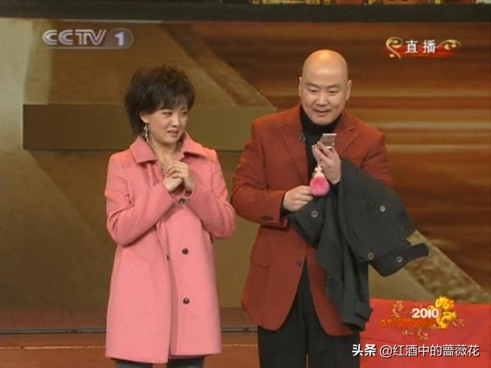 张小斐春晚衣服好看吗,张小斐春晚衣服分析