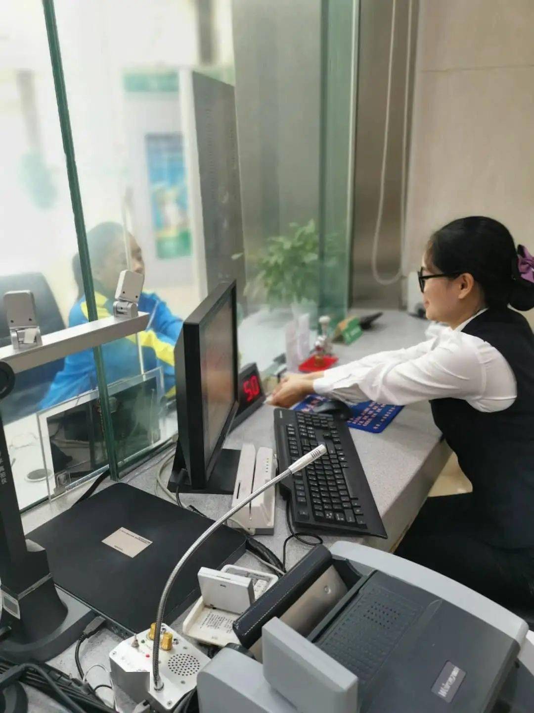 储户在郑州存钱取不出来,银行给储户的钱有问题怎么办