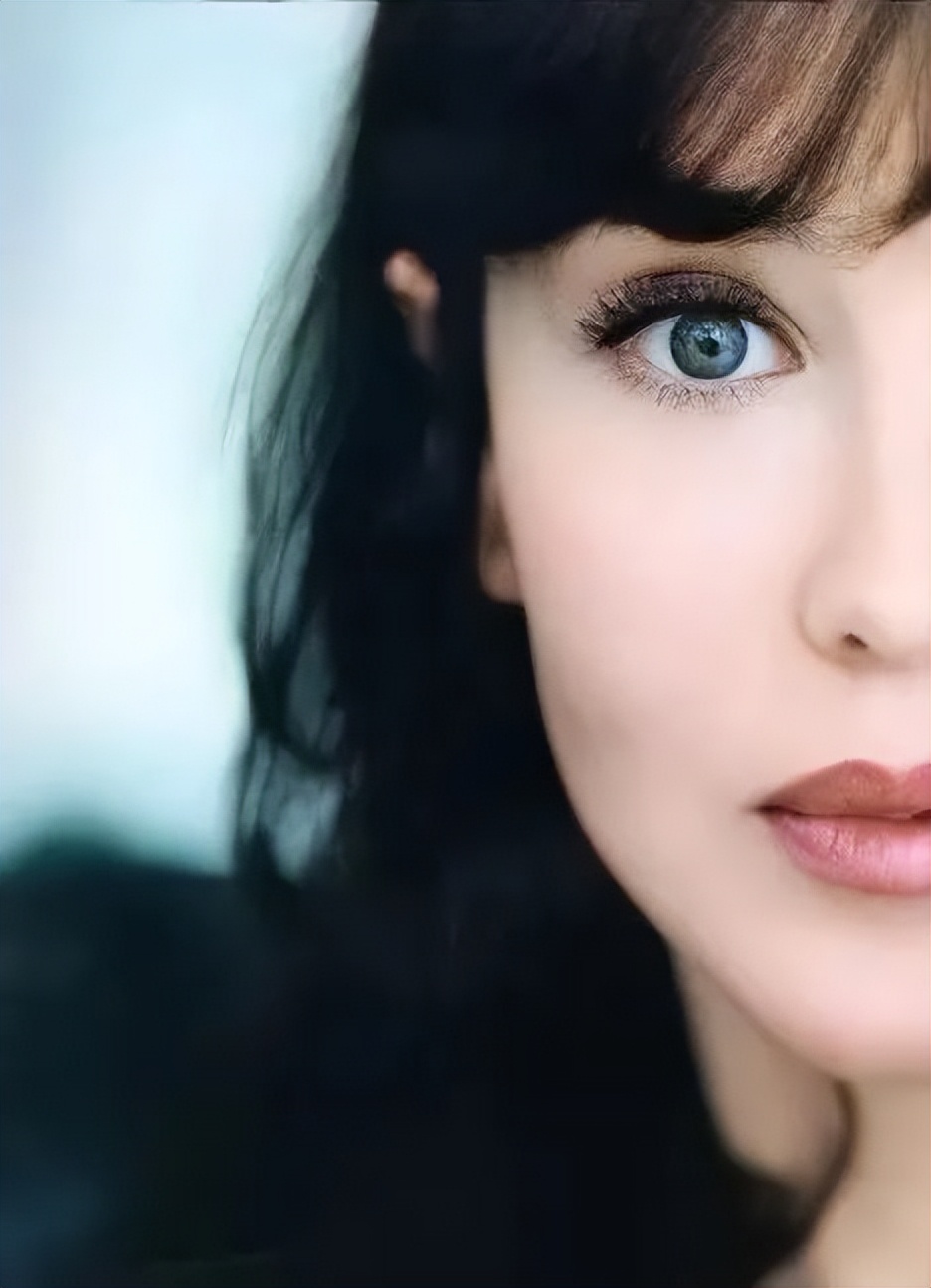 娶了巩俐的雅尔，曾有个漂亮的未婚妻，对方正是法国女神阿佳妮